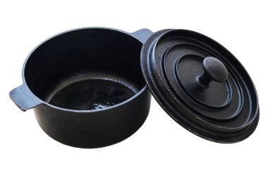 Açık kapaklı, beyaz arka planda izole edilmiş dökme demir tencere. Siyah tencere. Kullanılmış mutfak malzemeleri.