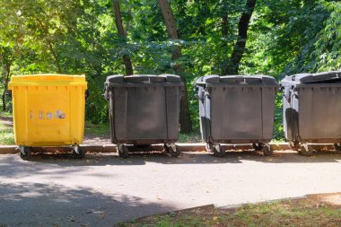 Çöp konteynerleri çöplerle dolu. Çöpler çöplük gibi. Çöp bidonları.
