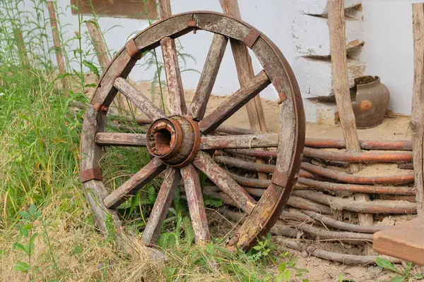 Retro ahşap tekerlek. Doğanın arka planında eski ahşap tekerlek. Köy hayatı. 