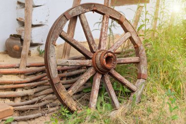 Doğanın arka planında eski ahşap tekerlek. Köy hayatı. Retro ahşap tekerlek. 