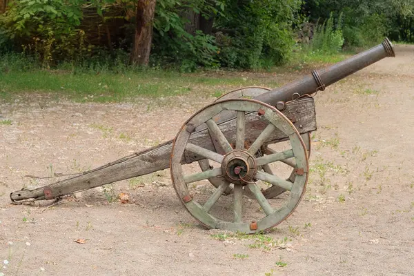 stock image Old wooden cannon. Close-up of a military cannon used in the 16th and 17th centuries. 