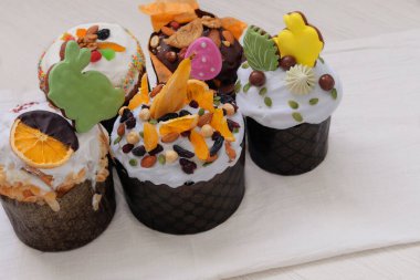 Masada duran paskalya pastaları. Paskalya gelenekleri. Panettone 'un çeşitliliği. Tatlı ikram. Ev dekoru. Boşluğu kopyala.