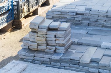 Quartzite dekoratif fayanslar inşaat pazarında satılır. Malzeme yığını. Dekorasyon ve inşaat için doğal taş malzemesi..