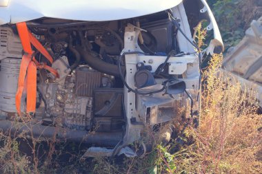 Araba kazası. Güçlü bir kazadan sonra arabanın kaputu ve motor bölmesi. Arabanın ön kısmı parçalanmış..