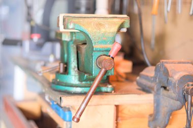 Tamir atölyesinde metal klempleme cihazı. Hassasiyet araçları, dayanıklılık..
