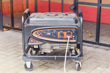 Şehre elektrik sağlamak için taşınabilir benzin ya da dizel jeneratör. Elektrik sorunu. Kesinti.