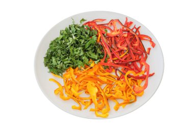 Beyaz arka planda izole edilmiş seramik tabakta kurutulmuş tatlı biber ve maydanoz. Çeşitli sebzeler. Dondurulmuş öğle yemeği hazırlamak için..