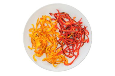 Beyaz arka planda izole edilmiş seramik tabakta kurutulmuş tatlı biber. Çeşitli tatlı biberler. Dondurulmuş öğle yemeği hazırlamak için. Susuz yemek..