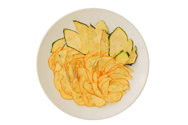 Beyaz arka planda izole edilmiş seramik tabakta kurutulmuş kabak. Bir sürü kuru kabak. Ev yapımı aperatif. Üst görünüm.