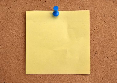 Gri üzerinde zımba ile birçok farklı notlar