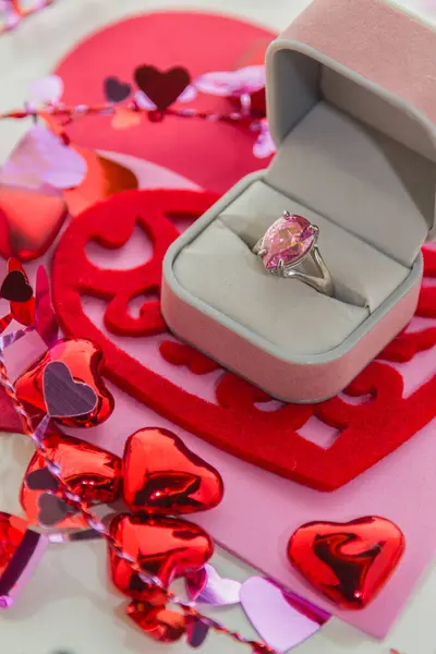 Fond Saint Valentin Avec Coeur Bague Dans Une Boîte Cadeau Images De Stock Libres De Droits