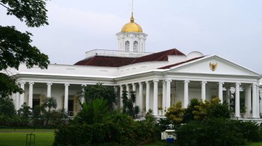 Bogor, Endonezya - 2 Ekim 2022: Batı Cava 'daki Bogor Botancial Gardens kompleksindeki Bogor Sarayı.         