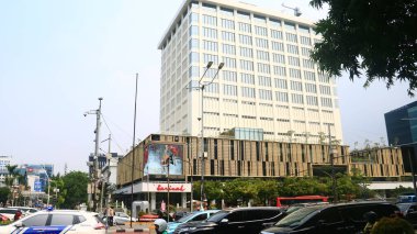 Jakarta, Endonezya - 21 Kasım 2023: MH Thamrin Yolu üzerindeki Sarinah Binası, bina yenilendikten sonra. 21 Mart 2022 'den beri yeniden açılıyor.. 