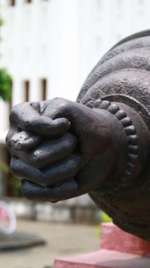 Cakarta, Endonezya - 21 Kasım 2023: Meriam Si Jagur, Portekiz topu elinde bir el süsü ile Fatahillah Meydanı 'nda bir figür jest gösteriyor