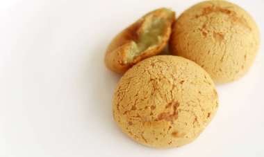 Beyaz arka planda Durian Chewy Soes.