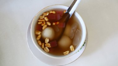 Wedang ronde. Endonezya 'nın geleneksel içecekleri taze, eşsiz ve sağlıklıdır. Zencefil, hurma şekeri, kakule, karanfil, limon otu ve karabiberden yapılır..  