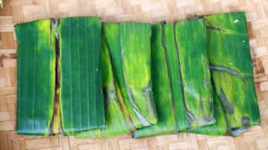 Tempe Mendoan. İnce ve geniş bir tempeh. Mayalanmış soya fasulyesinden yapılmış ve muz yapraklarına sarılmış..