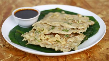 Baharatlı hamurda kızarmış Tempeh Mendoan. Endonezya geleneksel yemekleri.
