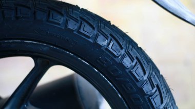 Jakarta, Endonezya - 2 Şubat 2024: İhtiyaçlarınıza uygun motosiklet lastiği harflerini seçin. Editör illüstrasyonu.