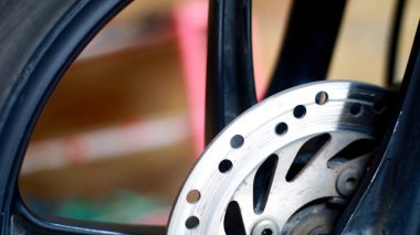 Motosiklet diski frenleri eskimeye başladı..