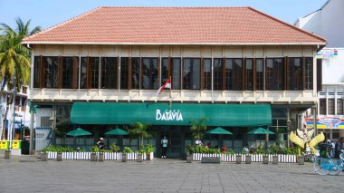Jakarta, Endonezya - 9 Şubat 2024: Cakarta 'daki Fatahillah Meydanı' nda Cafe Batavia. 