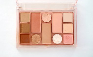 fruta chapoteando en el agua.