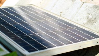 Çatı katı güneş enerjisi santralleri çatı kiremitlerine kurulur.          