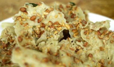 Fıstıklı kraker ya da Peyton Kacang. Endonezya 'dan lezzetli ve çıtır çıtır atıştırmalıklar.