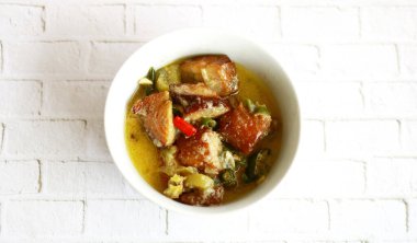 Mangut of füme vatoz ya da baharatlı ve kremalı soslu füme balık. Mangut ikan pari. Endonezya yemekleri.