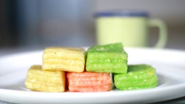 Getuk Lindri ve bir bardak içki. Buharda pişirilmiş manyok keki. Endonezya geleneksel yemekleri.