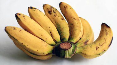 Beyaz arka planda Raja Bulu muzu. Aslen Endonezyalı. Doğrudan yenebilir ya da pişirilebilir..   