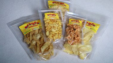 Depok, Endonezya - 21 Ağustos 2024: Tipik Endonezya atıştırmalıkları, cipsleri ve fındıkları.