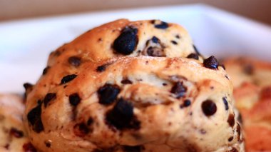 Ekşi ekmek ya da ekşi ekmek. Pişirmeden önce doğal olarak oluşan laktobacillaceae ve maya kullanarak hamurun mayalanmasına izin vererek yapılan bir ekmek..