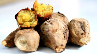 Izgara Cilembu ballı tatlı patates. Ubi Cilembu, Endonezya 'nın batısındaki Cilembu köyüne özgü tatlı bir patates türüdür..