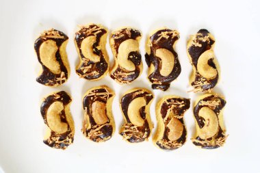 Beyaz arka planda çikolatalı kaju kurabiyesi.. 