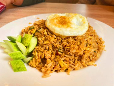 Endonezya pilavı, sahanda yumurta ve salatalık turşusu..