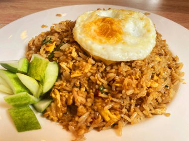 Endonezya pilavı, sahanda yumurta ve salatalık turşusu..