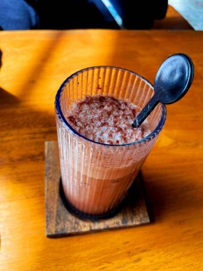 Çikolatalı milkshake içmeye hazır. Süt ve çikolata karışımı tam kıvamında..