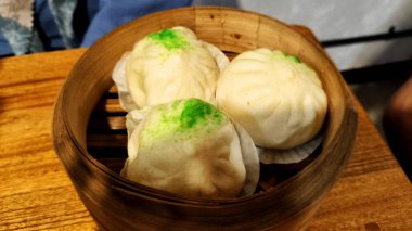 Bambu kabında buğulanmış çörek ya da baozi..