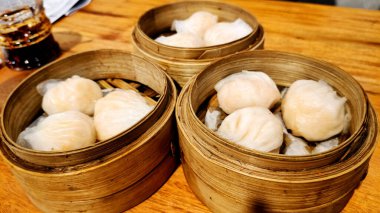 Bambu kaplarında kum torbası. Dim sum küçük Çin yemekleri..