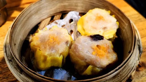 Bambu kaplarında kum torbası. Dim sum küçük Çin yemekleri..