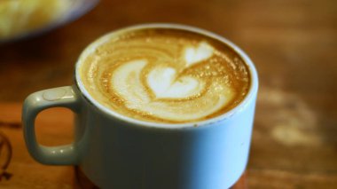 Üzerinde aşk sembolü olan bir bardak kapuçino..