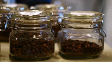 Kavanozda kavrulmuş kahve çekirdeği. Toprağa hazır olun..