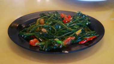 Tabakta kızartılmış su ıspanağı. Yemek hazır..