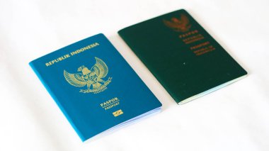 Depok, Endonezya - 9 Temmuz 2024: Endonezya Elektronik Pasaportu veya E-Pasaport ve Endonezya düzenli pasaportu. Sol tarafta E-pasaport..