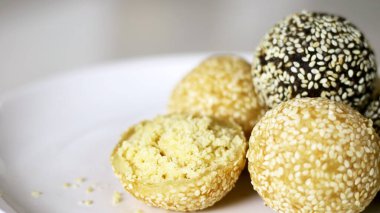 Beyaz bir tabakta onde-onde ya da susam topları. Endonezya 'da meşhur bir çerez keki..