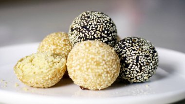 Beyaz bir tabakta onde-onde ya da susam topları. Endonezya 'da meşhur bir çerez keki..