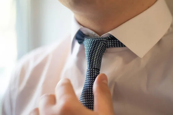 Preparativi Dello Sposo Prima Della Cerimonia Nuziale Cravatta Giacca Primo — Foto Stock