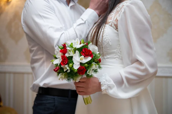 Mãos Recém Casados Com Anéis Buquê Casamento Rosas Vermelhas Orquídeas — Fotografia de Stock