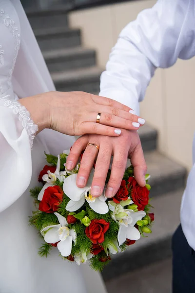 Hands Newlyweds Rings Wedding Bouquet Red Roses White Orchids Concept — Stock Photo, Image